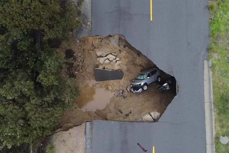 2023-01-10T221634Z-2084342607-RC2JNY9K65JL-RTRMADP-3-USA-WEATHER-CALIFORNIA