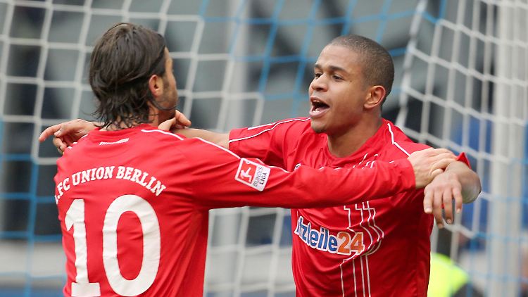 Chinedu Ede (r.) hat ein vernichtendes Urteil über den deutschen Fußball gefällt