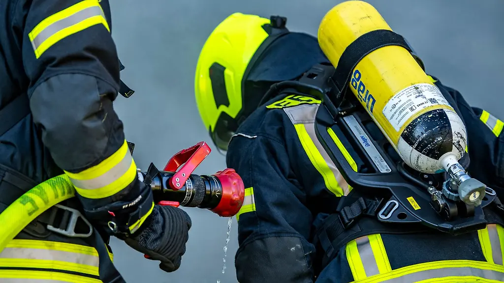 Feuerwehrleute-bereiten-einen-Loeschangriff-vor