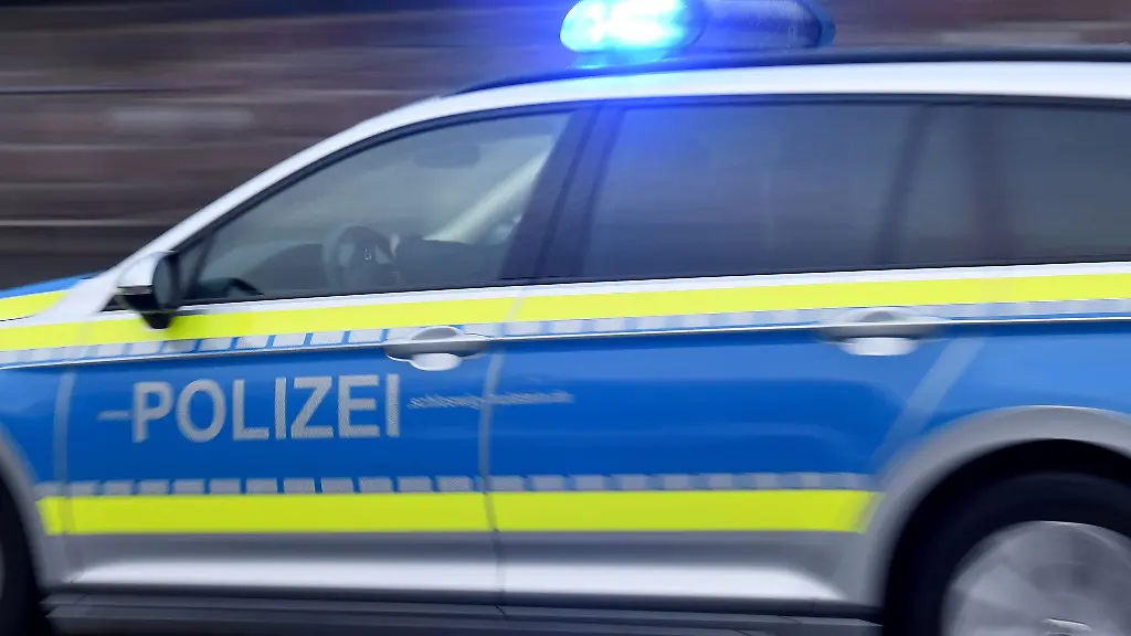 Ein-Streifenwagen-faehrt-mit-eingeschaltetem-Blaulicht