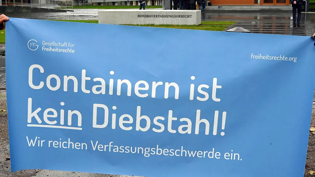 Vor-dem-Bundesverfassungsgericht-wird-ein-ein-Transparent-gehalten-auf-dem-steht-Containern-ist-kein-Diebstahl