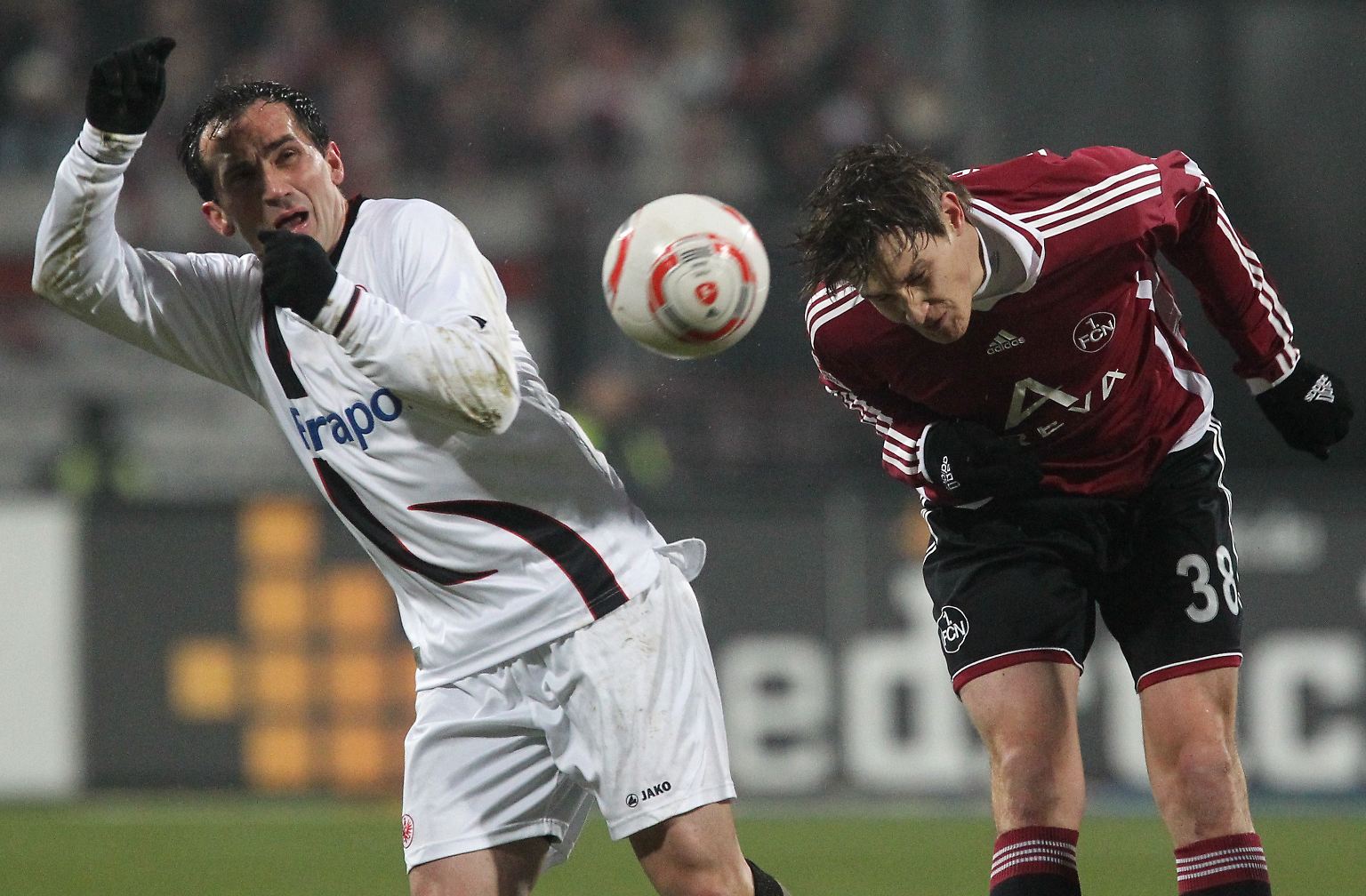 Am 23. Spieltag wollte Eintracht Frankfurt endlich den Torfluch beenden. Theofanis Gekas, links im Bild, wäre eigentlich der Richtige für diese Aufgabe gewesen. Denn vor der Winterpause hatte der Grieche bereits 14 (!) Tore erzielt. 