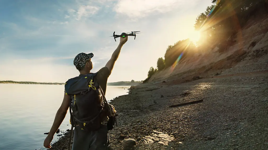 Drohnen-fangen-in-der-Luft-besondere-Aufnahmen-ein