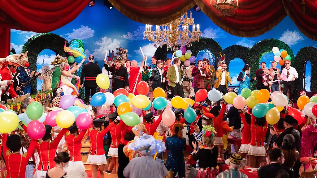 Die-Akteure-stehen-beim-Finale-der-Aufzeichnung-Fastnacht-in-Franken-2022-auf-der-Buehne