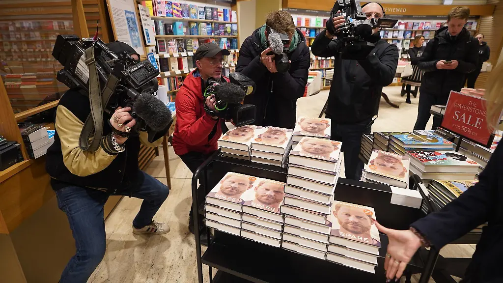Riesenhype-um-die-druckfrische-Autobiografie-von-Prinz-Harry-in-der-Buchhandlung-Waterstones-Piccadilly-in-London