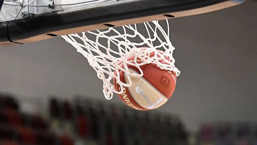 Ein-Basketball-landet-im-Korb