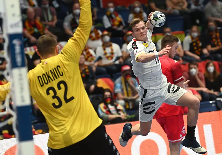 Deutschlands-Timo-Kastening-r-versucht-gegen-Oesterreichs-Torwart-Golub-Doknic-ein-Tor-zu-erzielen