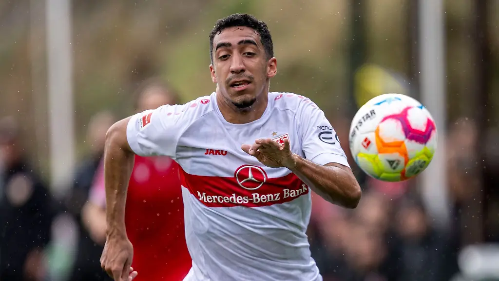 Stuttgarts-Tiago-Tomas-laeuft-dem-Ball-nach