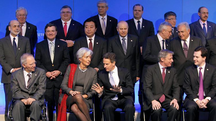 Gruppenbild mit Dame: Die Teilnehmer des G20-Gipfels versammeln sich um die Gastgeberin und französische Finanzministerin Christine Lagarde.