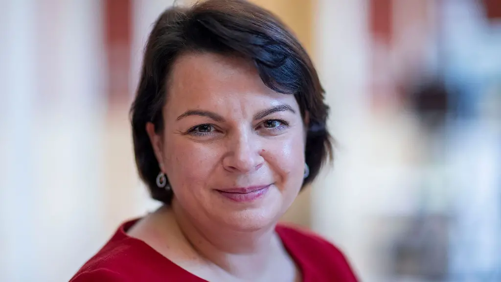 Stefanie-Drese-SPD-Sozial-und-Gesundheitsministerin-von-MV-laechelt-in-die-Kamera