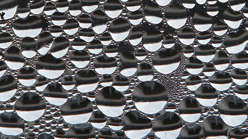 Wenn-hohe-Luftfeuchtigkeit-im-Wohnraum-auf-kalte-Scheiben-trifft-kondensiert-sie-daran