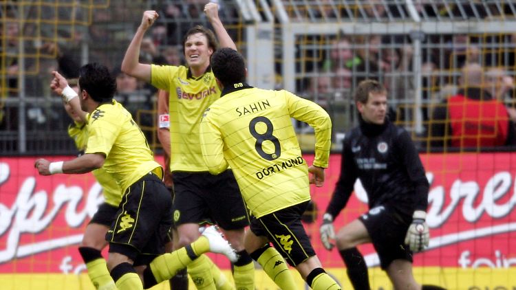 Torflaute beendet: Lucas Barrios und Kollegen bejubeln das 1:0 des Torjägers.