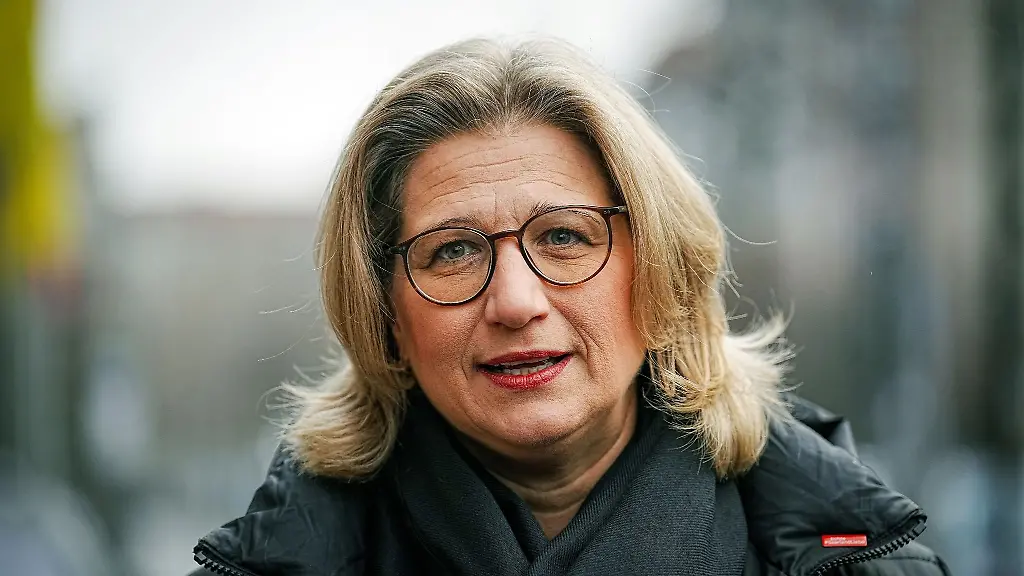 Anke-Rehlinger-SPD-Ministerpraesidentin-des-Saarlandes-spricht