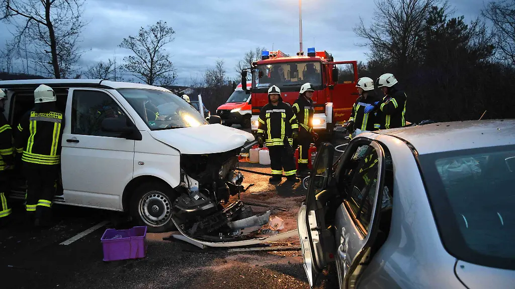 Helfer-stehen-nach-einem-Unfall-auf-der-B3-an-zwei-beschaedigten-Autos