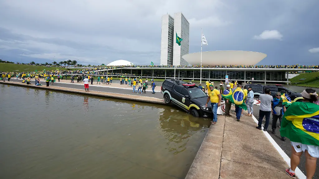 Demonstranten-stuermen-das-Kongressgebaeude-in-Brasilien-und-drangen-sowohl-auf-das-Dach-als-auch-die-Eingangshalle-vor