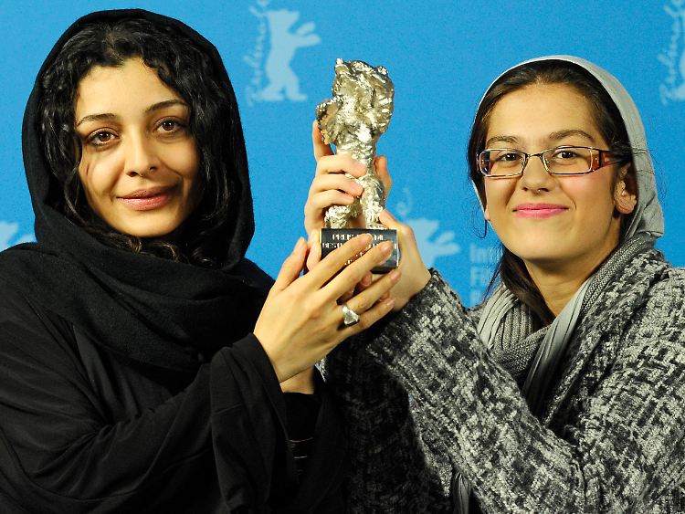 Ausgezeichnet: Die Schauspielerinnen Sareh Bayat (links) und Sarina Farhadi mit dem Silbernen Bären.