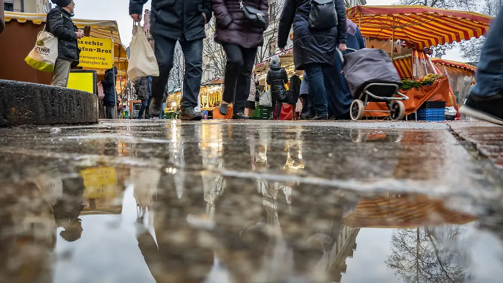 Passanten-gehen-ueber-einen-Wochenmarkt-in-Frankfurt