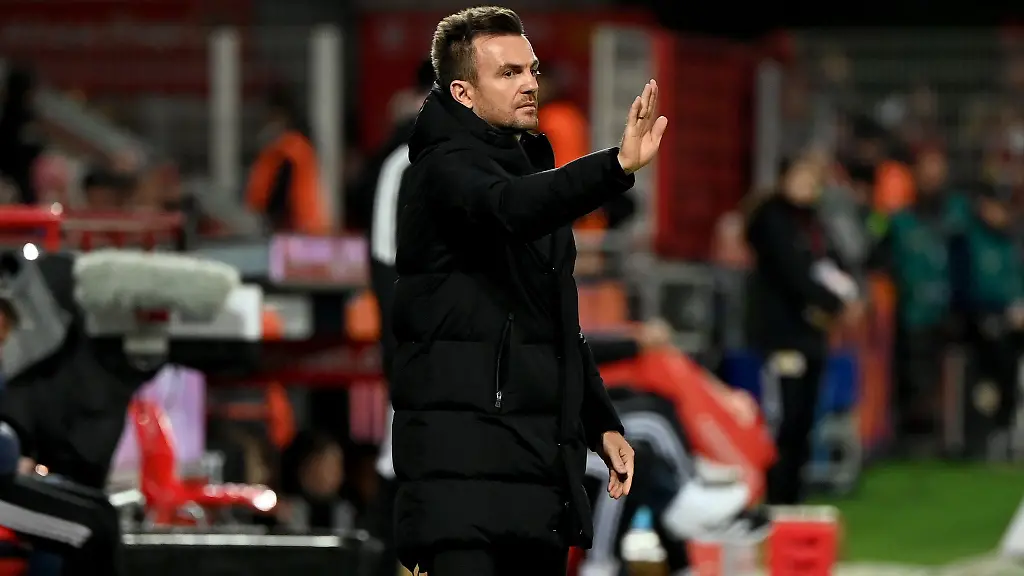 Augsburgs-Trainer-Enrico-Maassen-an-der-Seitenlinie