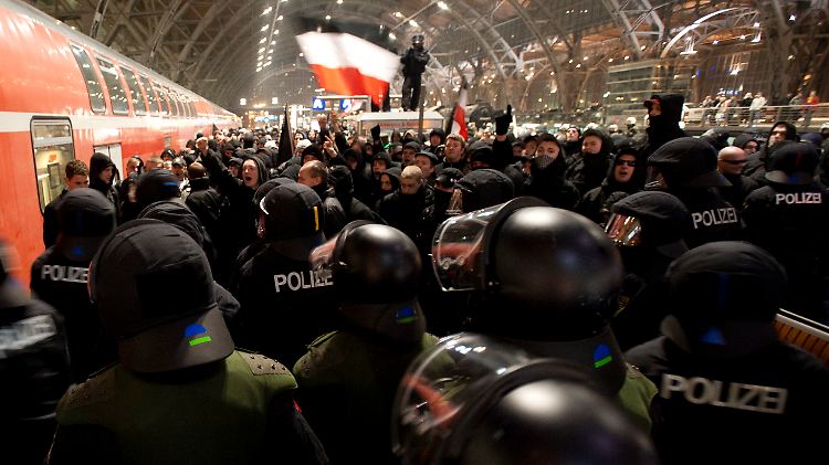 Kein Durchkommen: Die Polizei ließ die Rechten in Leipzig nicht in die Stadt.