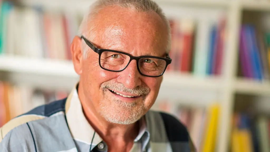 Der-Saenger-Konstantin-Wecker-aufgenommen-waehrend-eines-Fototermins-in-seiner-Wohnung