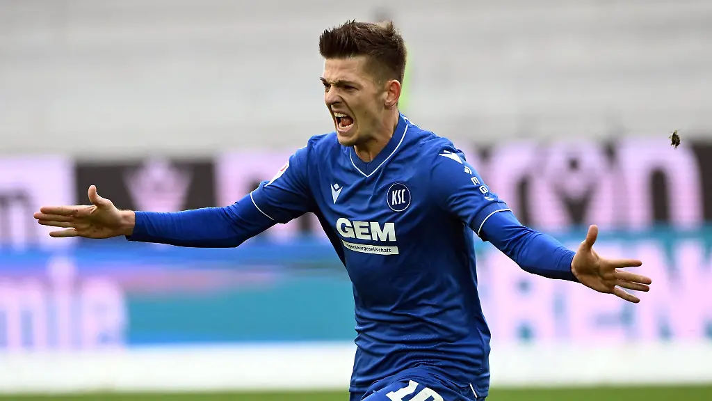 Der-Karlsruher-Marvin-Wanitzek-bejubelt-seinen-Treffer-zum-2-0