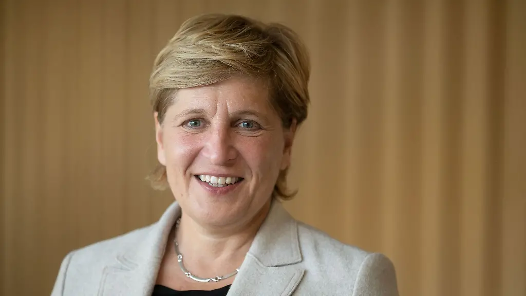 Nicole-Razavi-CDU-Ministerin-fuer-Landesentwicklung-und-Wohnen-vor-der-Presse