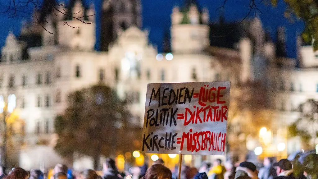 Demonstranten-protestieren-gegen-die-Energiepolitik-vor-dem-Schweriner-Schloss