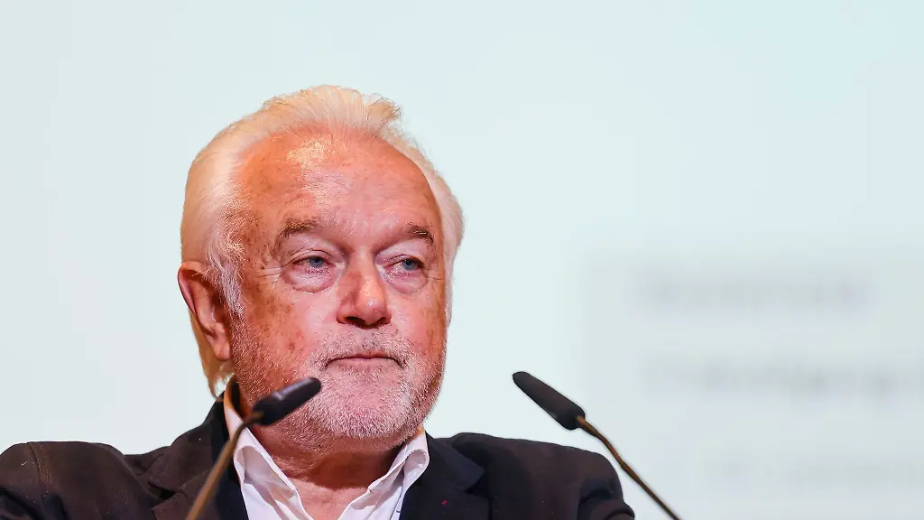 Wolfgang-Kubicki-stellvertretender-FDP-Bundesvorsitzender-spricht-waehrend-des-Landesparteitags-der-FDP-Schleswig-Holstein