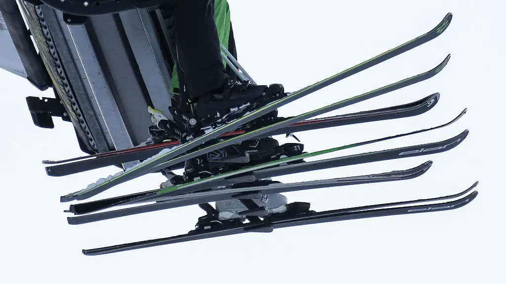 Wintersportler-sitzen-mit-Skiern-im-K1-Sessellift-im-Skigebiet-Willingen