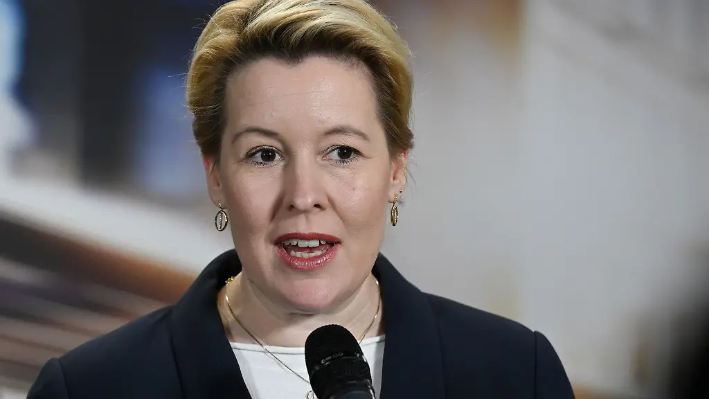 Berlins-Regierende-Buergermeisterin-Franziska-Giffey-spricht-in-ein-Mikrophon