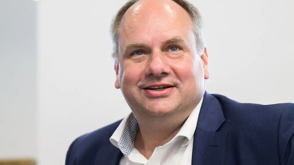 Dirk-Hilbert-FDP-Oberbuergermeister-der-Stadt-Dresden-nimmt-an-einem-Termin-teil