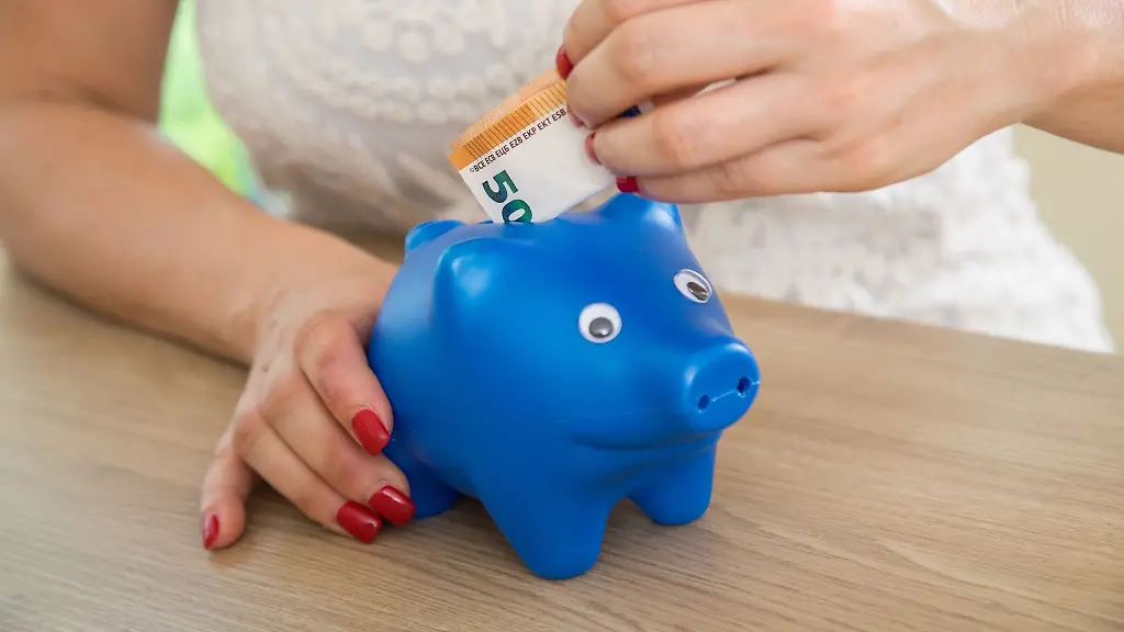 Ob-in-die-Spardose-oder-aufs-Konto-damit-Wer-uebers-Jahr-hinweg-konsequent-Geld-zur-Seite-legt-kann-sich-am-Ende-des-Jahres-ueber-ein-kleines-Vermoegen-freuen