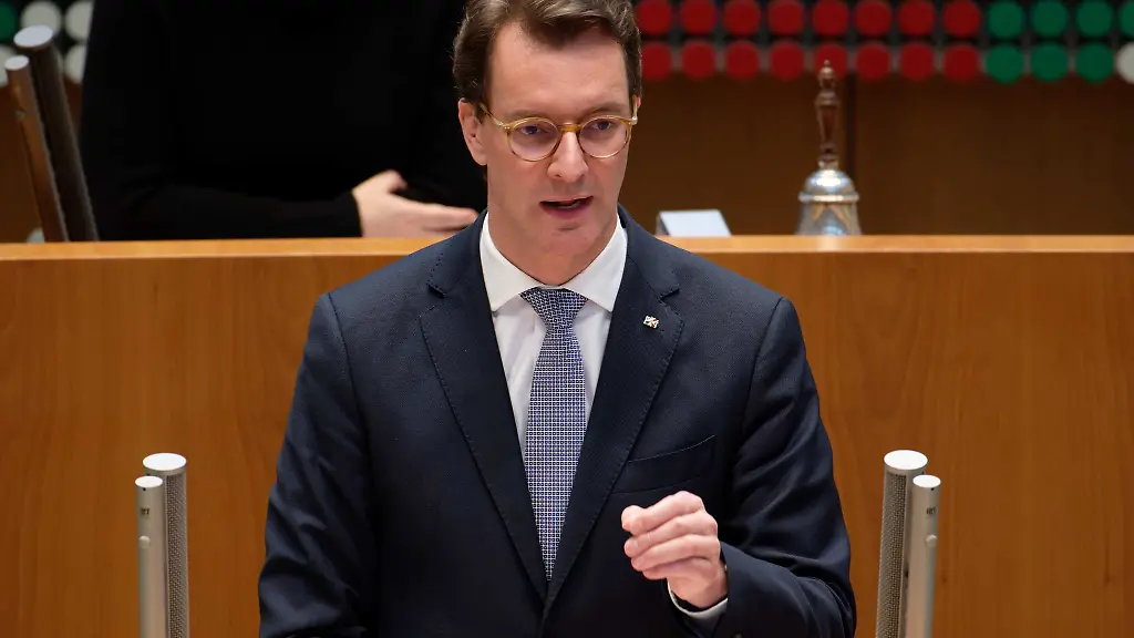 Ministerpraesident-des-Landes-Nordrhein-Westfalen-Hendrik-Wuest-spricht-bei-einer-Plenarsitzung-des-NRW-Landtags