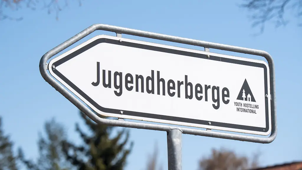 Der-Schriftzug-Jugendherberge-steht-vor-der-Jugendherberge-in-Stralsund