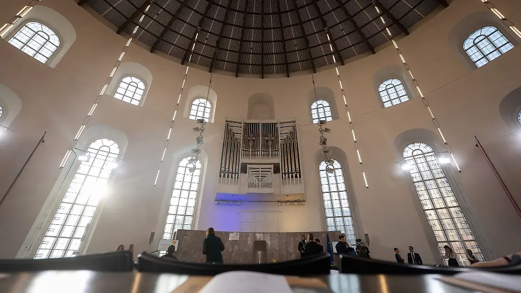 Menschen-stehen-in-der-Frankfurter-Paulskirche