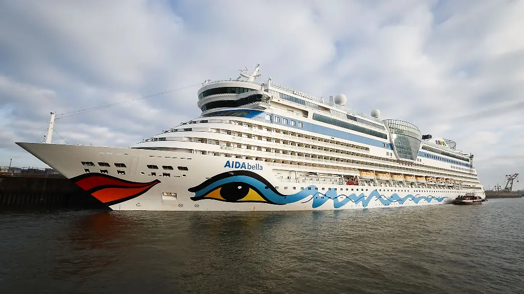 Das-Kreuzfahrtschiff-Aidabella-liegt-am-Moenckebergkai