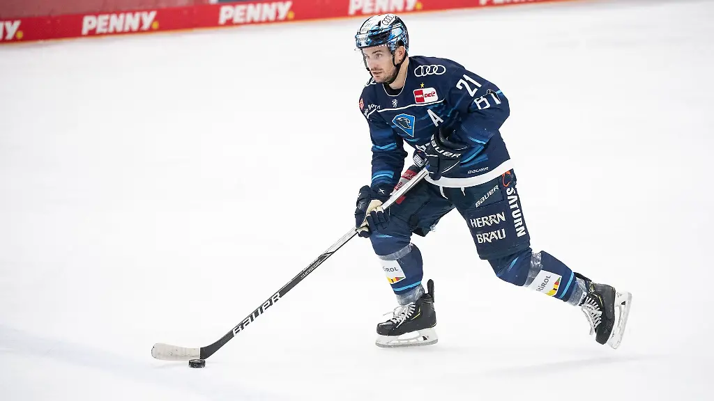 Wayne-Simpson-von-Ingolstadt-spielt-den-Puck