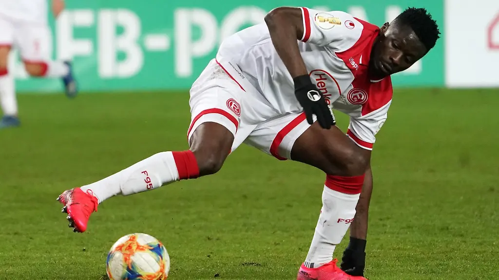 Duesseldorfs-Nana-Ampomah-spielt-den-Ball