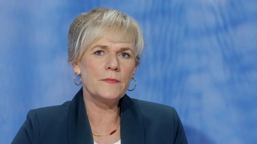 Simone-Oldenburg-nimmt-an-einer-Pressekonferenz-teil