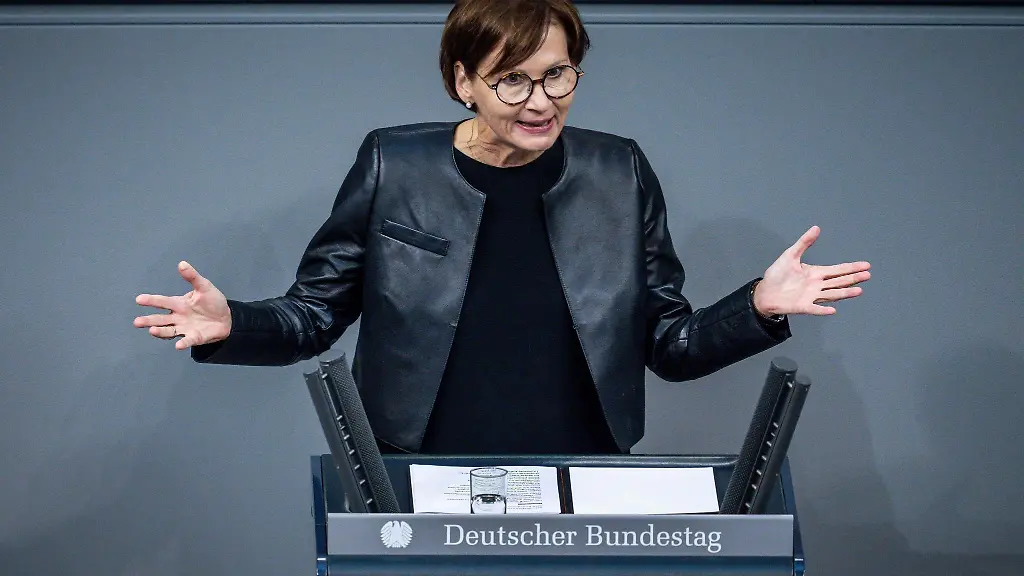 Bettina-Stark-Watzinger-FDP-Bundesministerin-fuer-Bildung-spricht-im-Deutschen-Bundestag