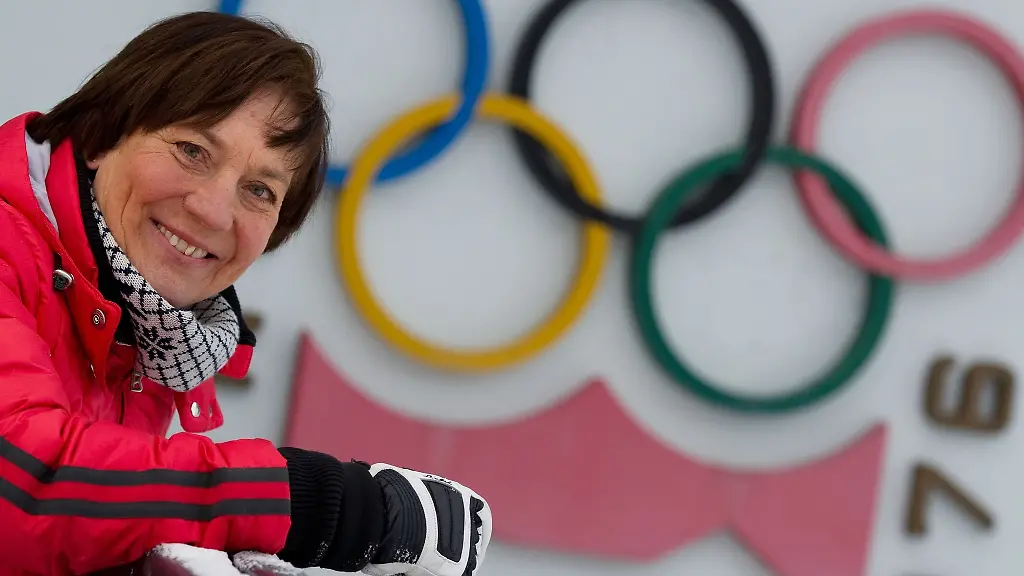 Die-ehemalige-Skirennlaeuferin-Rosi-Mittermaier-steht-vor-den-Olympischen-Ringen-von-1976