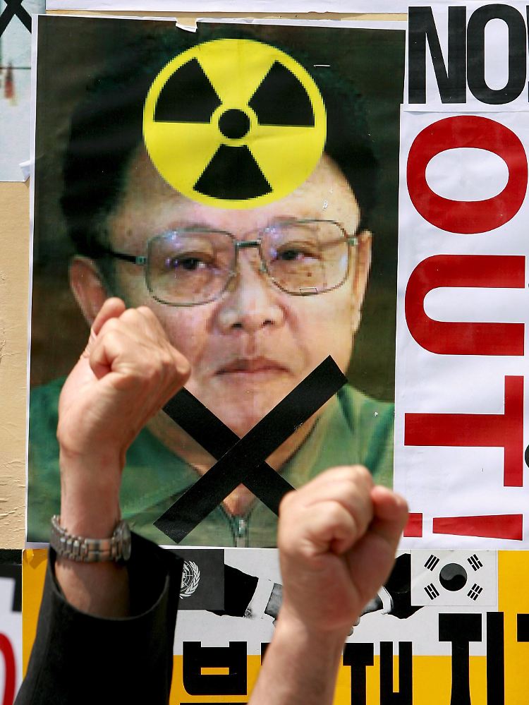 Der nordkoreanische Staatschef Kim Jong Il auf einem Protestplakat gegen die nukleare Aufrüstung des Landes (Archivbild).