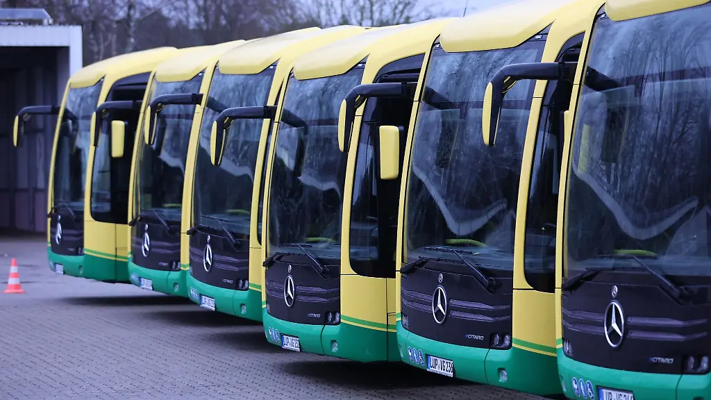 Busse-stehen-auf-dem-Betriebshof