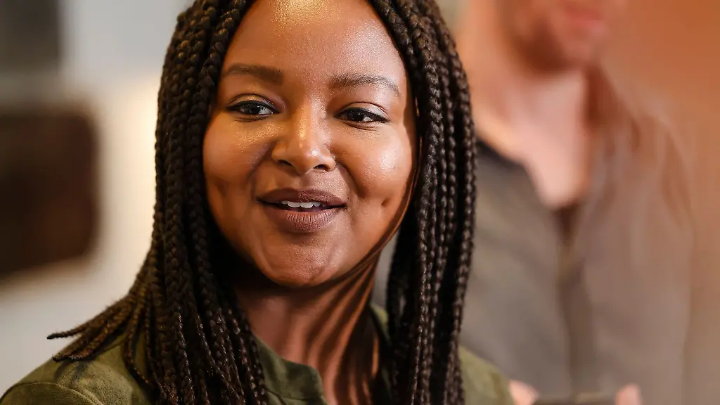 Aminata-Toure-Buendnis-90-Die-Gruenen-spricht-zu-Journalisten