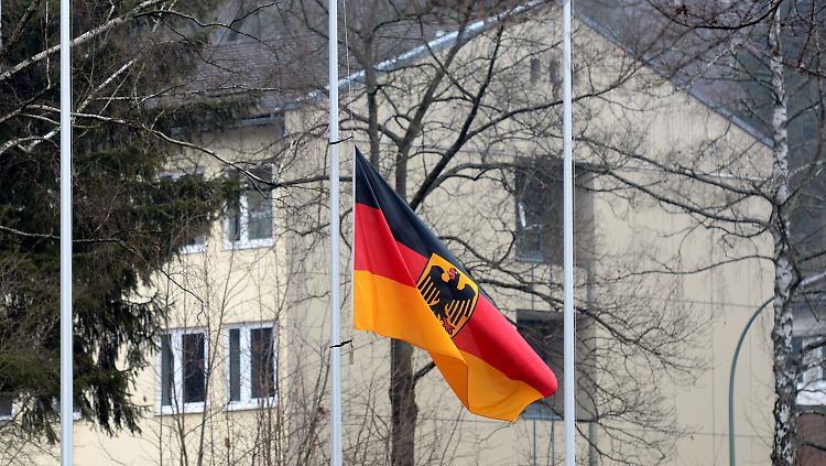 In der heimatlichen Kaserne der drei getöteten Soldaten im niederbayerischen Regen wehen die Fahnen auf Halbmast.