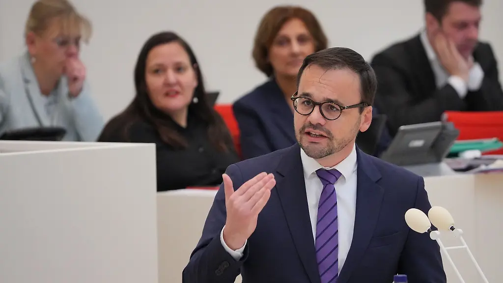 Jan-Redmann-CDU-Fraktionsvorsitzender-spricht