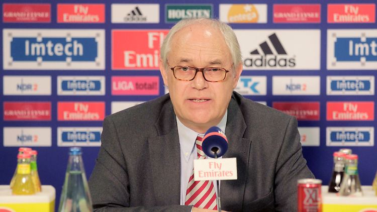 Habemus Sportdirectorem! Ernst-Otto Rieckhoff verkündet die Verpflichtung Arnesens.