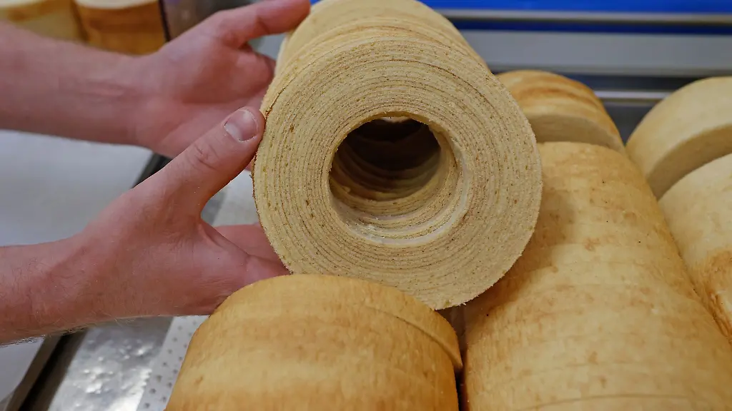 Harzer-Baumkuchenscheiben-werden-fuer-die-Weiterverarbeitung-vorbereitet