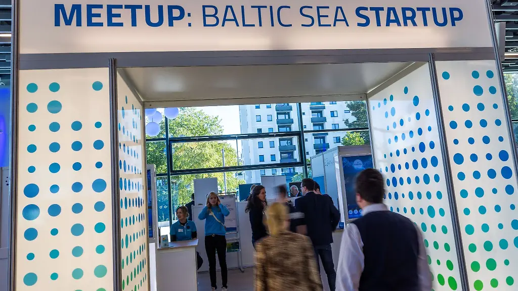 Junge-Unternehmer-treffen-sich-am-Rande-der-Unternehmerkonferenz-Baltic-Sea-Business-Day-in-Rostock-zu-Workshops