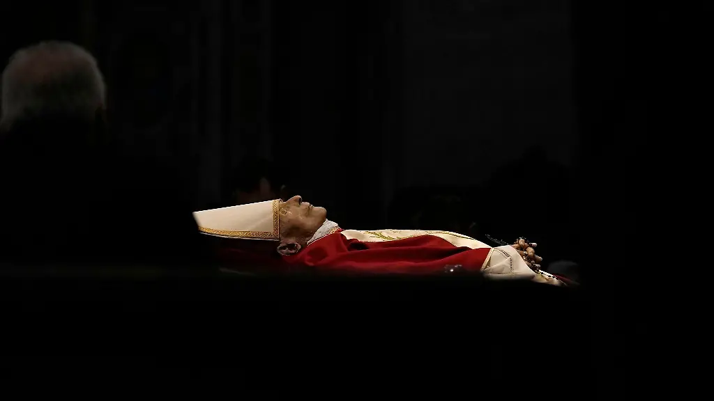 Der-Leichnam-des-verstorbenen-emeritierten-Papstes-Benedikt-XVI-ist-im-Petersdom-im-Vatikan-aufgebahrt